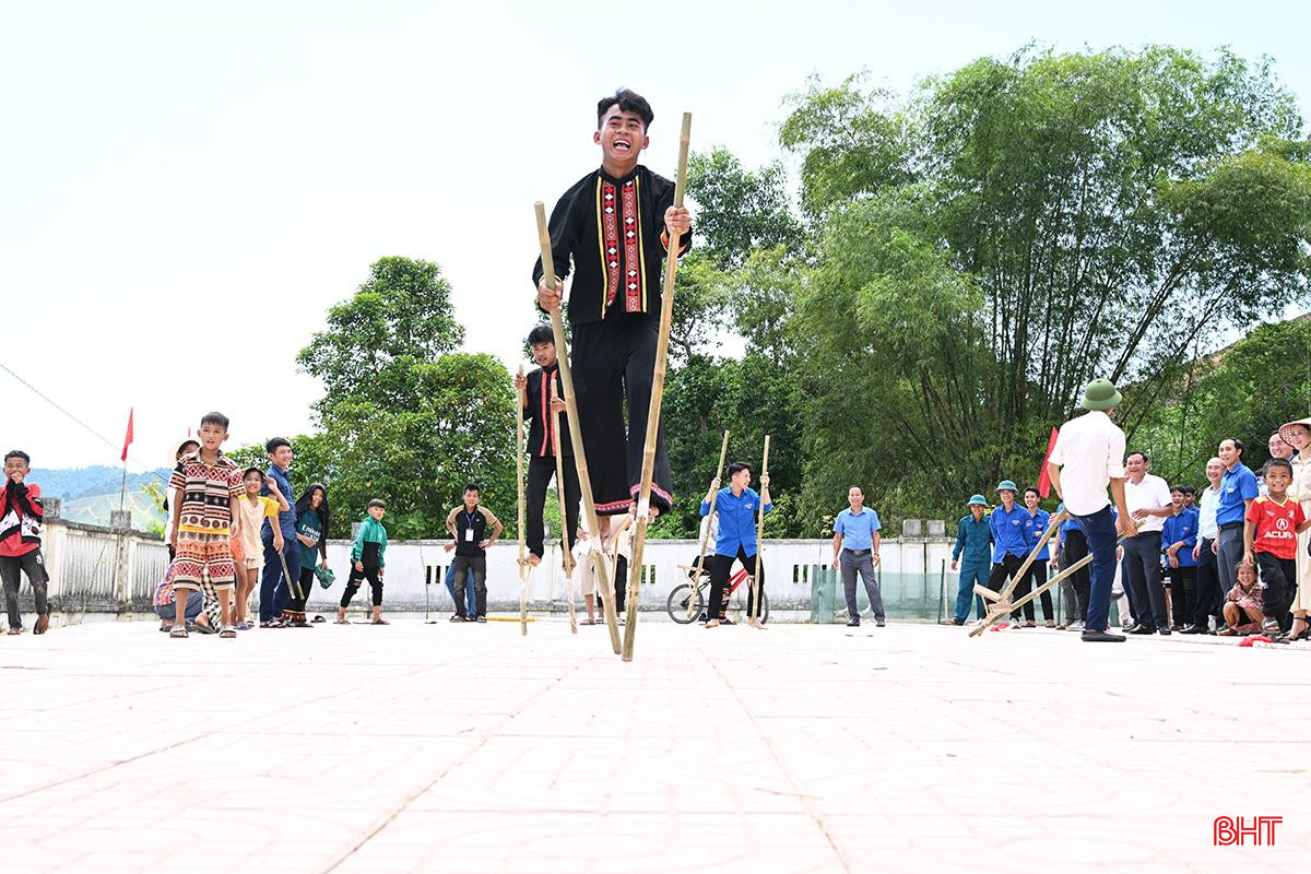 Bà con dân bản và các đơn vị, tổ chức giao lưu trò chơi truyền thống trong ngày tết.