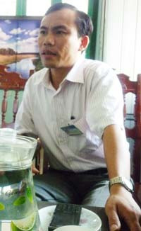 Ông Đặng Quốc Hà: “Trách nhiệm một phần thuộc về chúng tôi. Tuy nhiên, đầu năm học quá bận bịu, nhiều giáo viên ốm đau, bệnh tật… nên gặp khó khăn trong công tác luân chuyển”.