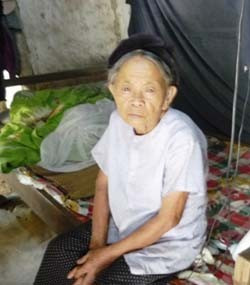 Cụ Vượng ao ước có được một góc nhà sạch sẽ để đặt bàn thờ, lo hương khói cho con.