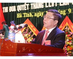 Chủ tịch UBND tỉnh Võ Kim Cự phát biểu với Đại hội