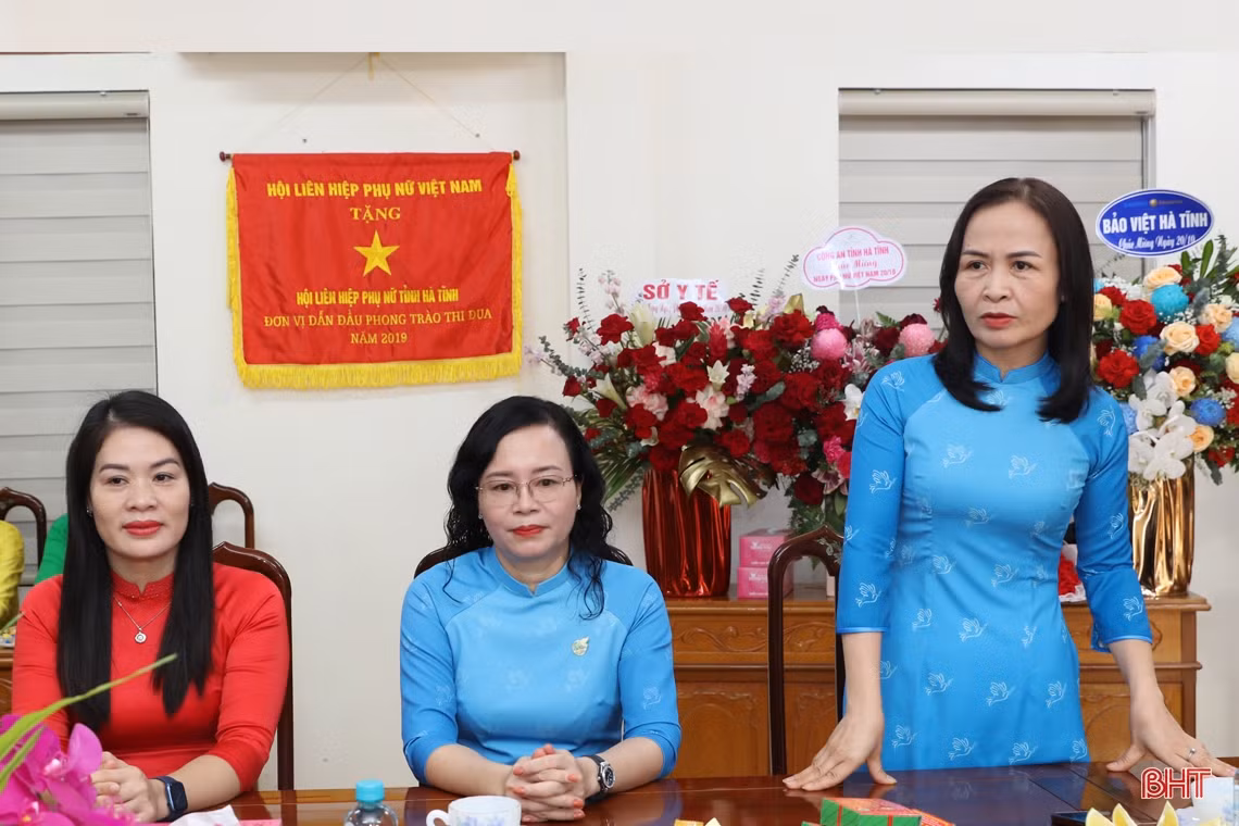 Lãnh đạo tỉnh chúc mừng cán bộ, hội viên Hội Liên hiệp Phụ nữ Hà Tĩnh