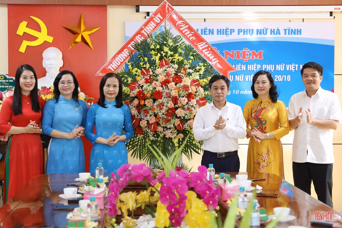 Lãnh đạo tỉnh chúc mừng cán bộ, hội viên Hội Liên hiệp Phụ nữ Hà Tĩnh