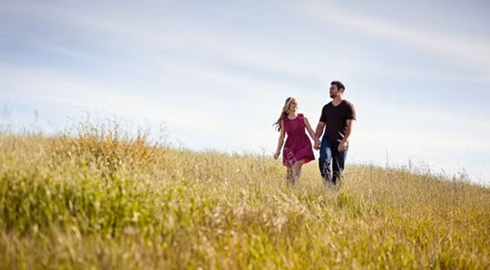 dung mat niem tin vao dan ong