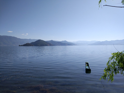 Hồ Lugu nằm ở giao điểm của hai tỉnh Vân Nam và Tứ Xuyên, phía đông của hồ thuộc huyện Diêm Nguyên nằm ở phía đông nam cao nguyên Thanh Tạng – Tứ Xuyên, phía Tây của hồ thuộc về huyện Ninh Lang của tỉnh Vân Nam. vung dat tay luong nu quoc ngoai doi thuc