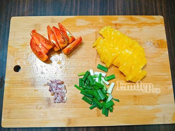 canh hen nau dua chua ngot thanh mat cho mam com gia dinh