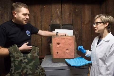 ao giap tu vat lieu phi newton sieu khung