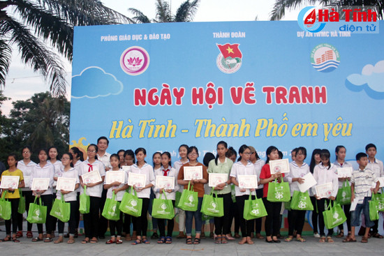 320 hoc sinh thi ve tranh ha tinh thanh pho em yeu