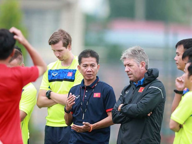 nu cuoi sau giot nuoc mat cua hlv hoang anh tuan