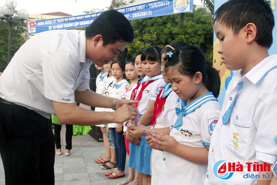 320 hoc sinh thi ve tranh ha tinh thanh pho em yeu