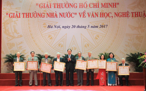 Chủ tịch nước trao giải thường Hồ Chí Minh về văn học, nghệ thuật cho các tác giả, tác phẩm, công trình đạt giải. chu tich nuoc tiep tuc khich le doi ngu van nghe si phat huy tai nang