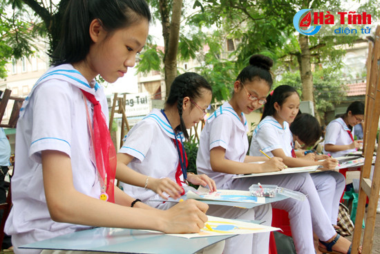 320 hoc sinh thi ve tranh ha tinh thanh pho em yeu