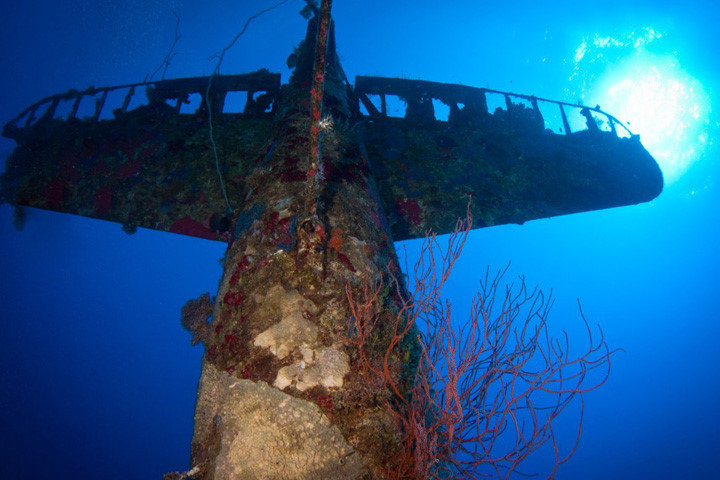 ngo ngang voi loat anh khu mo may bay quan su duoi day thai binh duong