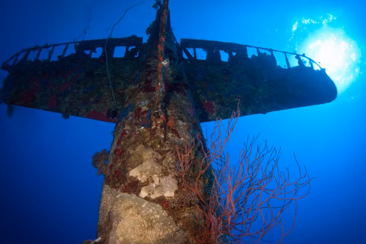 ngo ngang voi loat anh khu mo may bay quan su duoi day thai binh duong