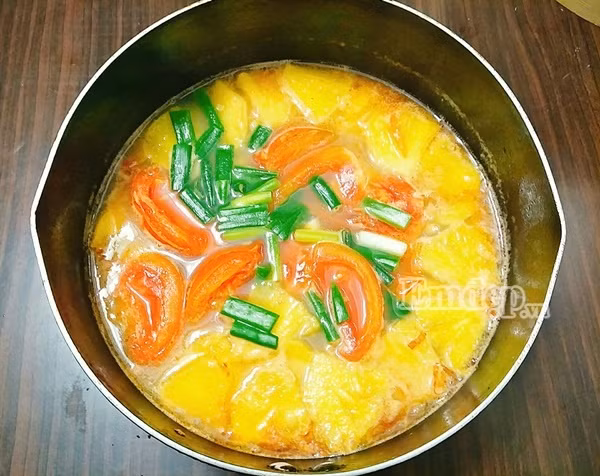 canh hen nau dua chua ngot thanh mat cho mam com gia dinh