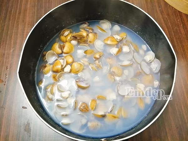 canh hen nau dua chua ngot thanh mat cho mam com gia dinh