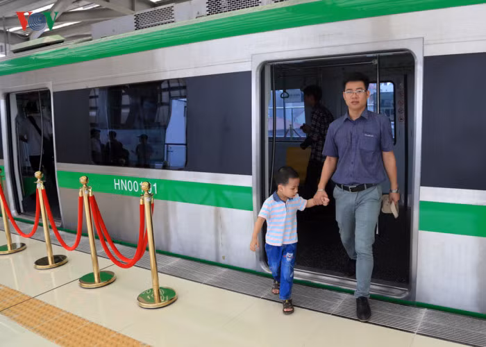 duong sat cat linh ha dong mo cua don nguoi dan len tham quan