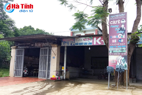 nhan vien quan ca phe chem khach trong thuong