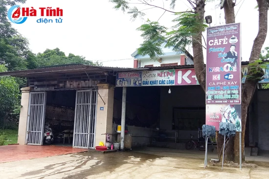 nhan vien quan ca phe chem khach trong thuong