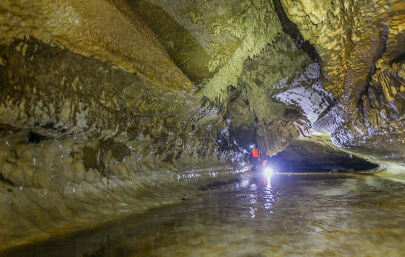 Thường trong quá trình thám hiểm hang động, đoàn sẽ ưu tiên đi những nhánh hang chính trước, hoặc đi theo nhánh hang có nước, đi hết nhánh trục chính rồi mới đến các nhánh phụ của hang. 2 nhánh hang phía trước đều to và có nước chảy, nên nhóm quyết định đi nhánh bên trái trước. to da nhu da hang chuc nghin nam trong hang son doong cua ba be