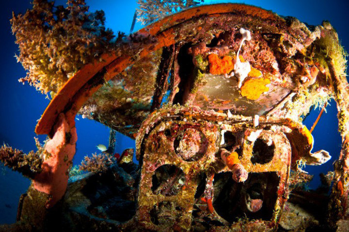 ngo ngang voi loat anh khu mo may bay quan su duoi day thai binh duong