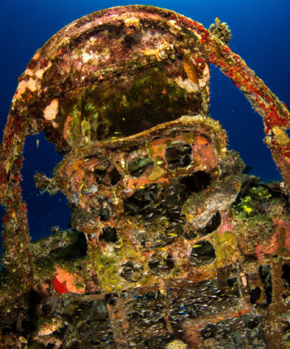 ngo ngang voi loat anh khu mo may bay quan su duoi day thai binh duong