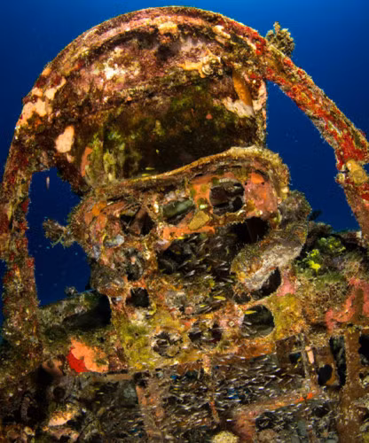 ngo ngang voi loat anh khu mo may bay quan su duoi day thai binh duong