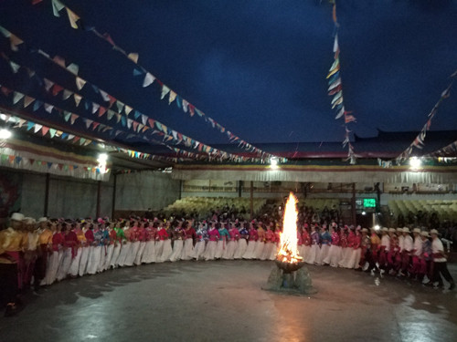 Vũ hội của người Mosuo. Ảnh: Trịnh Hiền Thương. vung dat tay luong nu quoc ngoai doi thuc