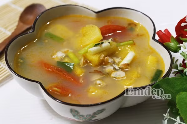 canh hen nau dua chua ngot thanh mat cho mam com gia dinh