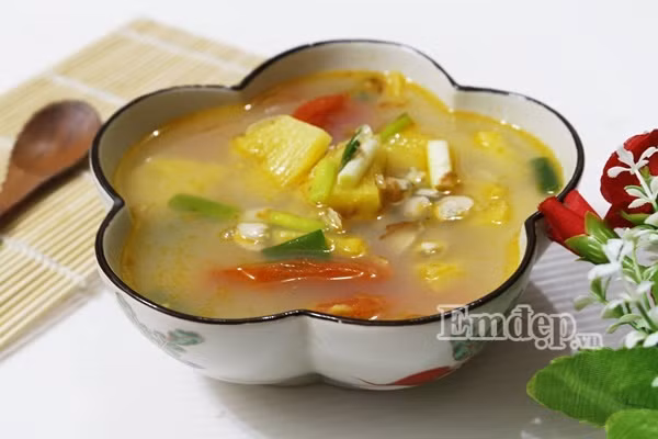 canh hen nau dua chua ngot thanh mat cho mam com gia dinh