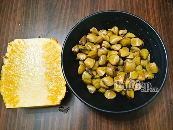 canh hen nau dua chua ngot thanh mat cho mam com gia dinh