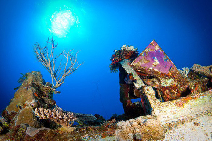 ngo ngang voi loat anh khu mo may bay quan su duoi day thai binh duong