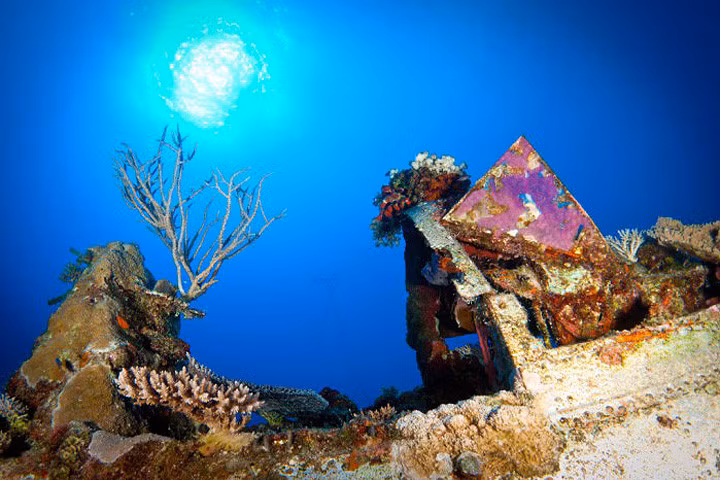 ngo ngang voi loat anh khu mo may bay quan su duoi day thai binh duong