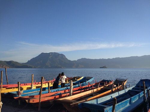 Bình minh trên bến thuyền ở thôn Lạc Thủy. vung dat tay luong nu quoc ngoai doi thuc