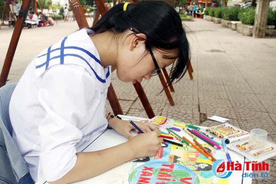 320 hoc sinh thi ve tranh ha tinh thanh pho em yeu