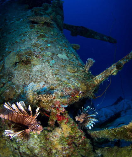 ngo ngang voi loat anh khu mo may bay quan su duoi day thai binh duong