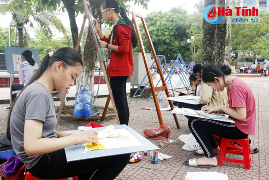 320 hoc sinh thi ve tranh ha tinh thanh pho em yeu