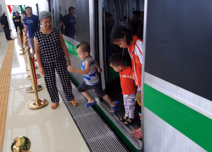 duong sat cat linh ha dong mo cua don nguoi dan len tham quan