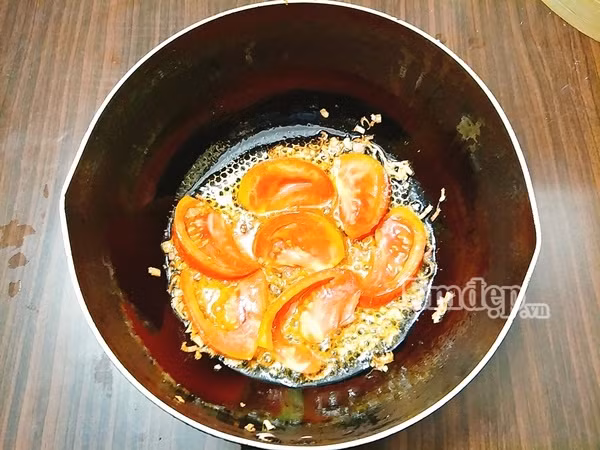 canh hen nau dua chua ngot thanh mat cho mam com gia dinh