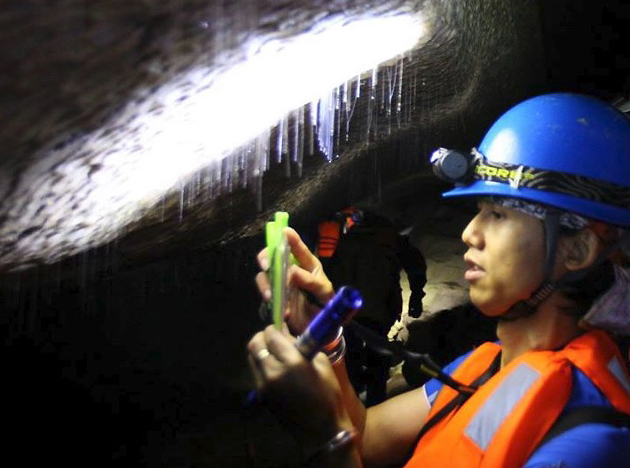 Nghiên cứu "đặc sản" tơ đá chỉ có trong hang nước. to da nhu da hang chuc nghin nam trong hang son doong cua ba be