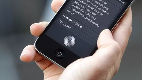 Siri mở đầu cho cuộc đua về công nghệ nhận diện giọng nói thông minh, làm thay đổi cách con người giao tiếp với thiết bị. Để cạnh tranh với Apple, Google sau đó cũng đã giới thiệu công cụ tìm kiếm bằng giọng nói Google Now với khả năng tiên đoán các câu hỏi từ người dùng và hiển thị chúng trên các thẻ.