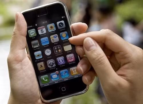 iPhone là sản phẩm tiên phong về thiết kế tối giản với màn hình cảm ứng đa điểm lớn cùng với rất ít phím vật lý đi kèm. Ngoài ra, mẫu di động này cũng khiến cho cuộc đua về khả năng chơi nội dung đa phương tiện và truy cập Internet tốc độ cao giữa các thiết bị thêm phần gay cấn.