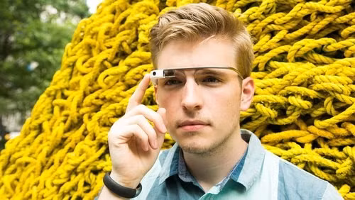 Giới công nghệ dự đoán sự ra đời của kính thông minh Google Glass sẽ thay đổi toàn bộ cách thức con người giao tiếp với các thiết bị di động trong các lĩnh vực của đời sống, từ báo chí, truyền thống, thậm chí cho đến ngành công nghiệp khiêu dâm.