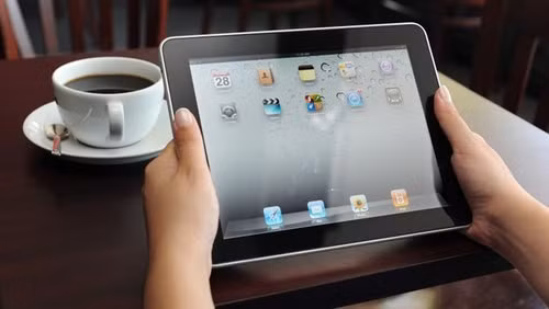 Giống với iPhone, iPad cũng được coi là sản phẩm "mở đường" cho các mẫu tablet khác sau đó về cả thiết kế lẫn tính năng.