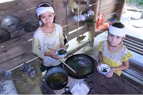 Bữa cơm của 5 đứa trẻ mồ côi chỉ vỏn vẹn thế này đây!