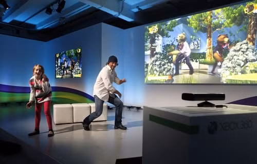 Thiết bị nhận diện chuyển động Kinect giúp cho việc chơi game Xbox trở nên thuận tiện hơn khi người dùng không phải động đến bất kỳ loại tay điều khiển nào. Với việc được tích hợp thêm cả khả năng nhận diện giọng nói trên thế hệ mới, Kinect hứa hẹn sẽ thay đổi toàn bộ hệ thống giải trí tại gia trong tương lai đồng thời là dấu chấm hết cho các loại điều khiển.