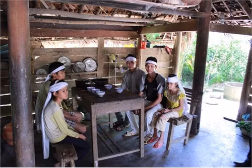 6 đứa trẻ mồ côi đang phải chạy ăn từng bữa.