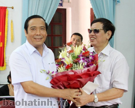 Bí thư Tỉnh ủy Nguyễn Thanh Bình tặng hoa chúc mừng Chủ tịch Trung ương Hội Người mù Việt Nam.