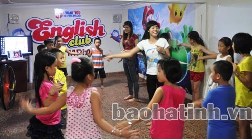 Bên cạnh chương trình dạy cơ bản, câu lạc bộ tiếng Anh sẽ nâng cao sự tự tin khi nói tiếng Anh cho các em. Ảnh: Thúy Ngọc