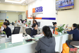 Các nhà băng ở Hà Tĩnh kín khách trước kỳ nghỉ Tết