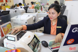 Lãi suất ngân hàng biến động mạnh: Người mừng, người lo!